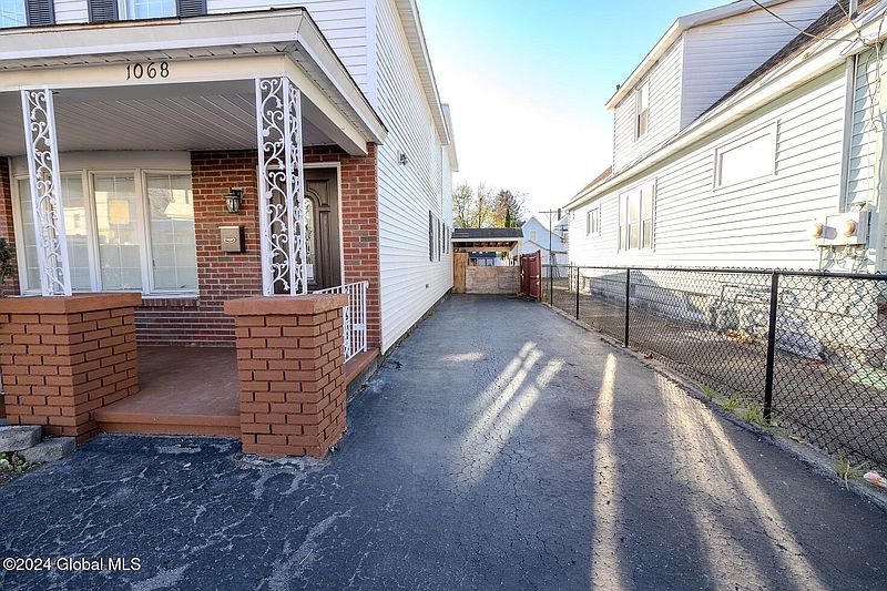 5th image of 1068 Congress Street