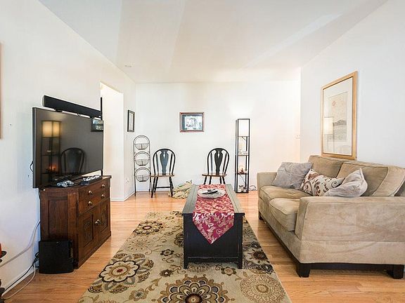 4th image of 523 W Oakdale Ave #201