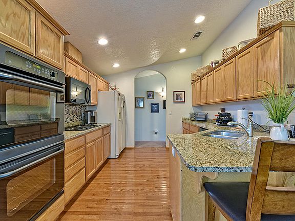 2nd image of 944 Willowdale Ave
