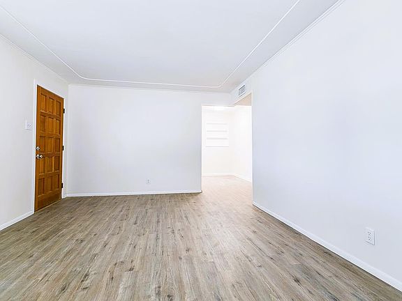 4th image of 326 River Oaks St