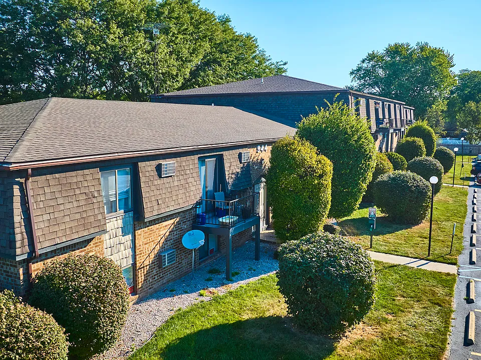 Three Pines Apartments