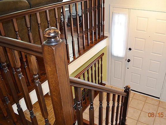 GREET GUEST IN THIS SPACIOUS SPLIT FOYER