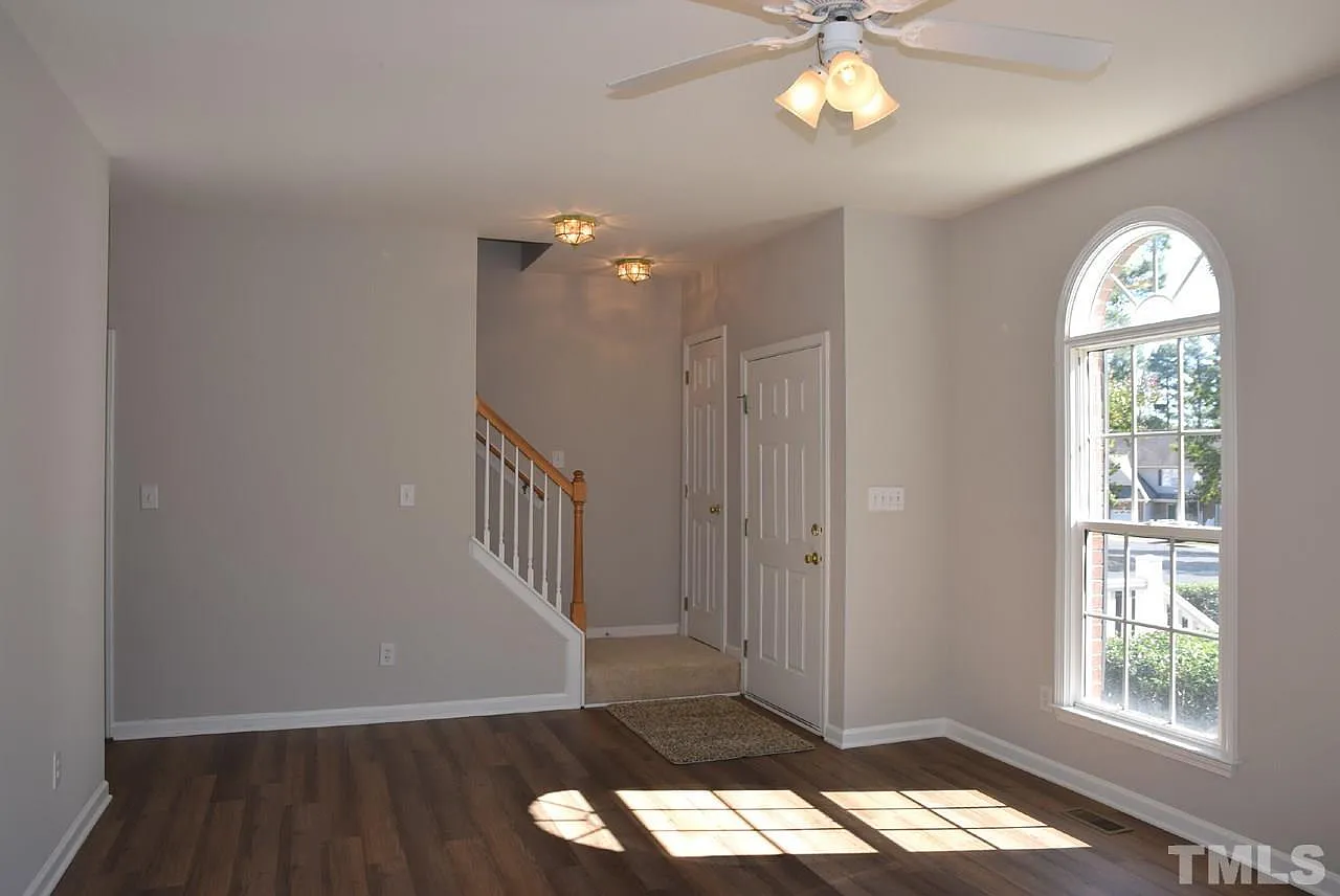 3 bed, 2.5 bath, 1669 sqft, $2,100 — Photo 2