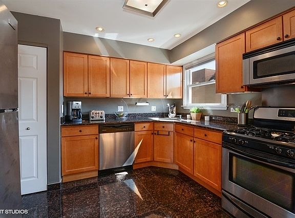 4th image of 6105 N Wolcott Ave APT 303