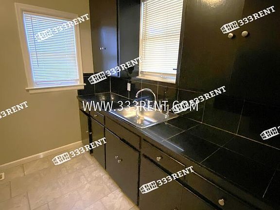 4th image of 929 E 77th St