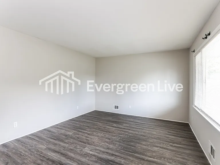 210 Bryant Ave — Photo 4
