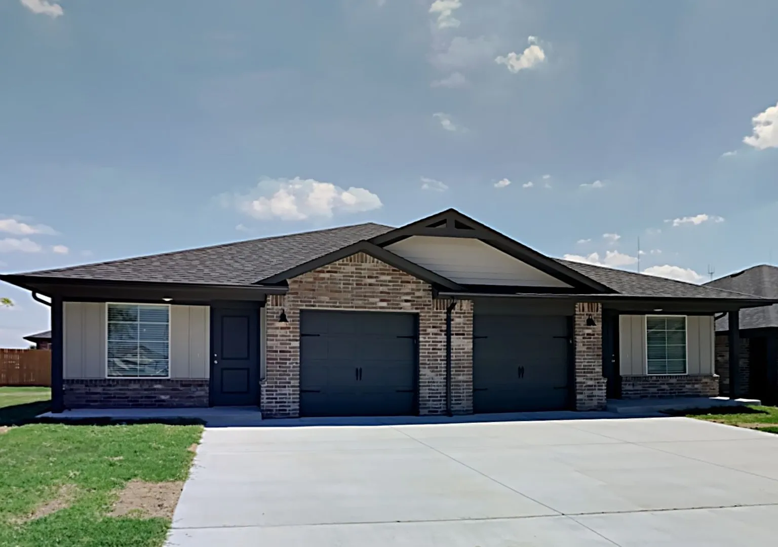 2 Bedroom 2 Bathroom 1 Car Garage Duplex Close to Broadway Extension, a short distance from Edmon... — Photo 1