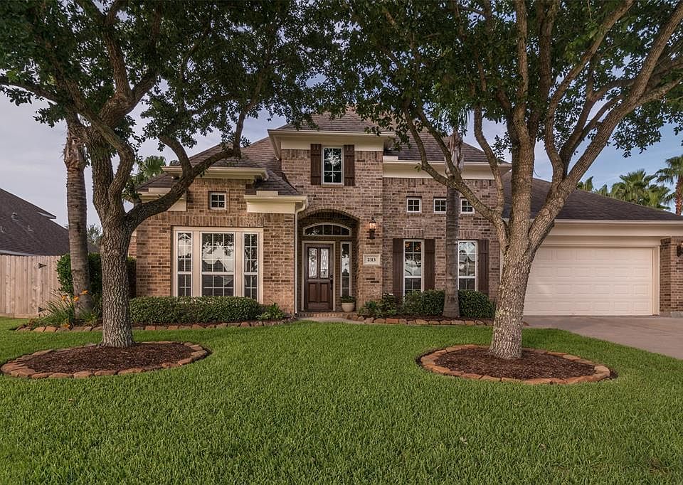 LOVELY 1 STORY HOME WITH MANICURED LAWN & LANDSCAPE, SHOWCASING MATURE TREES