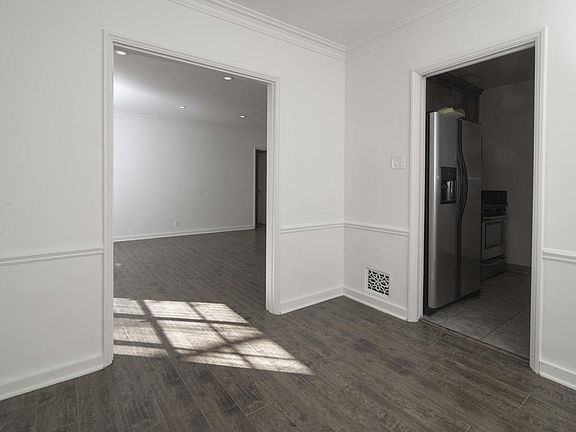 4th image of 9933 Robbins Dr #9
