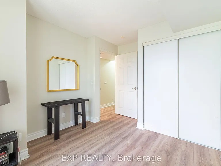 60 Fairfax Cres N #221 — Photo 5