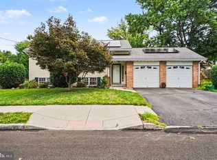2 Sycamore Ln, Palmyra, PA 17078