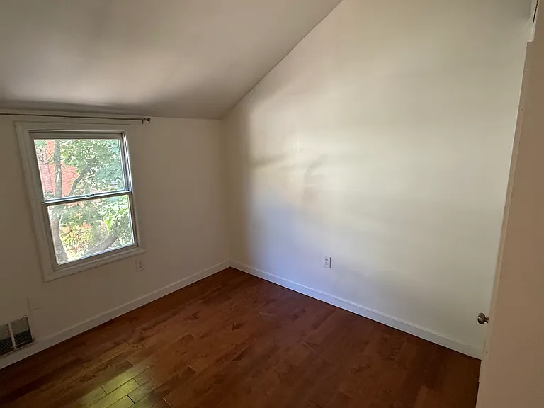 1240 Filson St — Photo 3