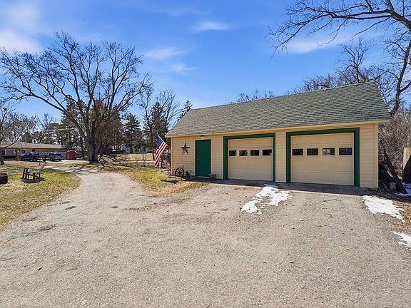 4th image of 223 Summit Ave S