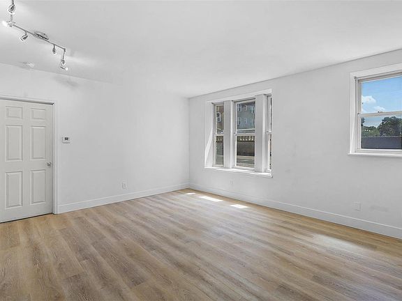 4th image of 5316 Pershing Ave APT 208