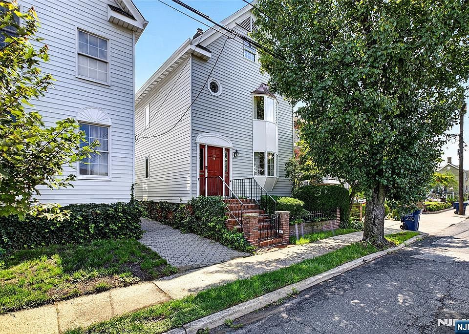 1st image of 218 Jackson Avenue