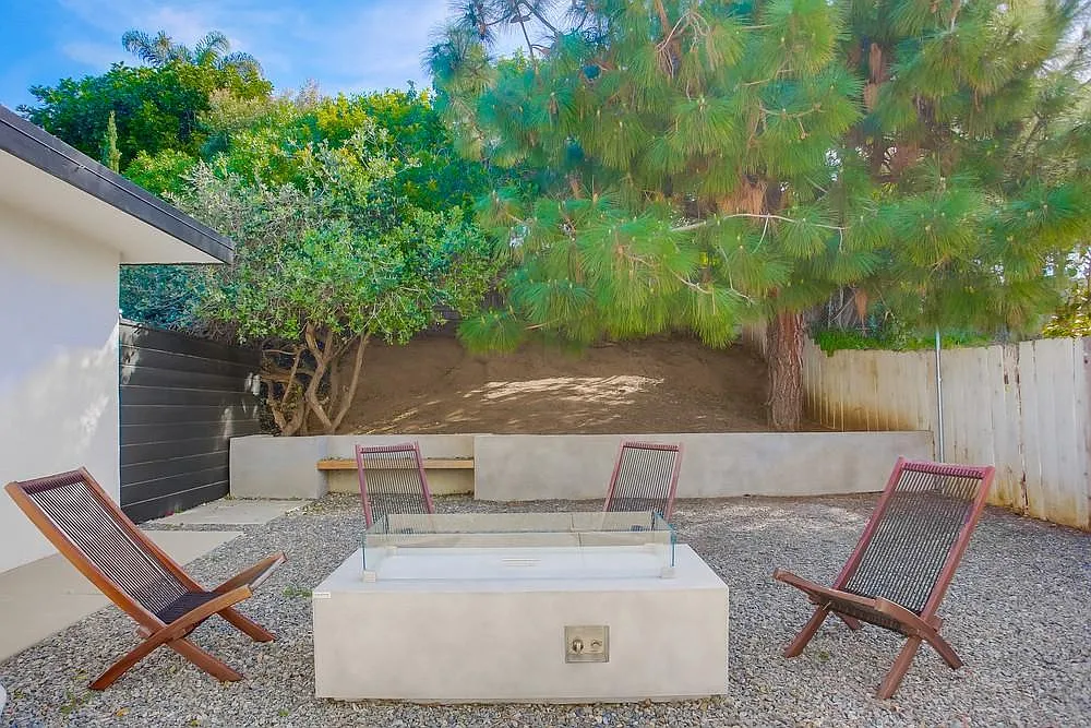 2552 Gregory Dr — Photo 2