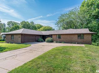 4435 Woodfield Dr, Bettendorf, IA 52722