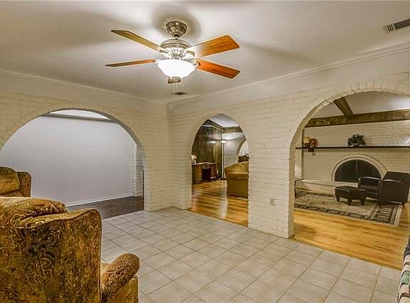 3rd image of 3409 Greenbriar Ln