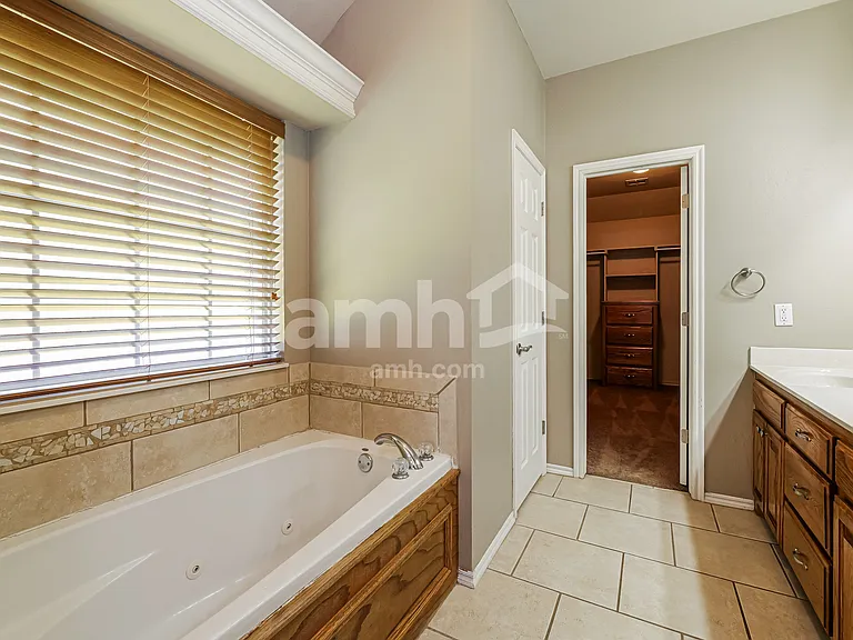 945 Ethan Ln — Photo 12
