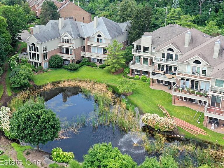 3860 Pine Lake Knoll Dr West Bloomfield, MI, 48324 Apartments for