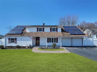 22 Hofstra Dr, Farmingville, NY 11738