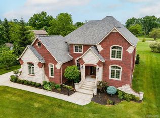 55 Pine Creek Ct, Troy, MI 48085