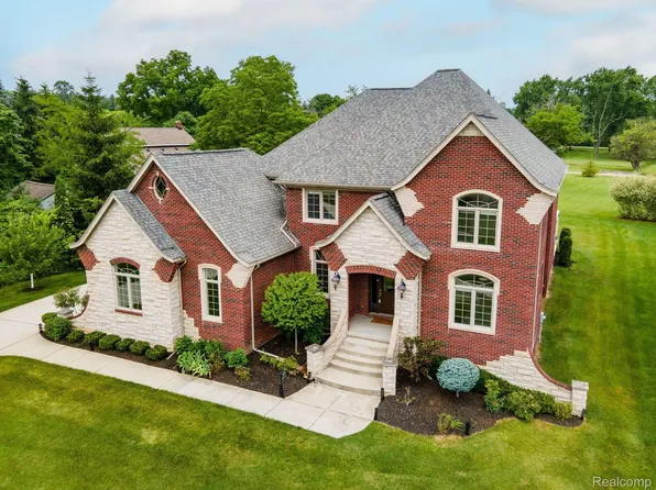 55 Pine Creek Ct, Troy, MI 48085