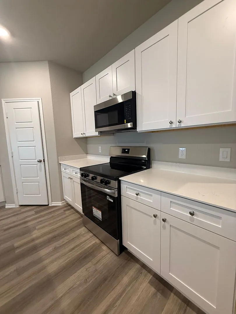 4/2/2 Elegant NewConstruction Home with Designer Finishes in Granbury — Photo 4