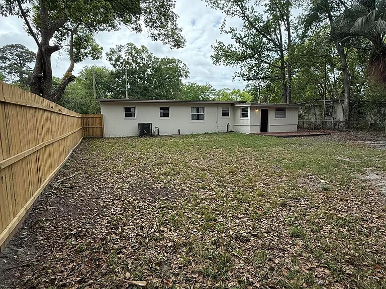909 La Marche Dr — Photo 18