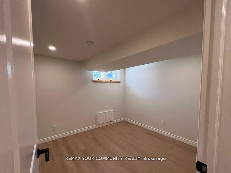 16 Robertsfield Cres — Photo 11