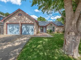 621 Hawthorne Ln, Round Rock, TX 78664