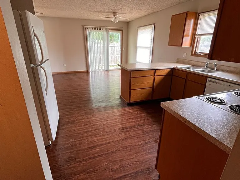 3107 N Kentwood Ave — Photo 11