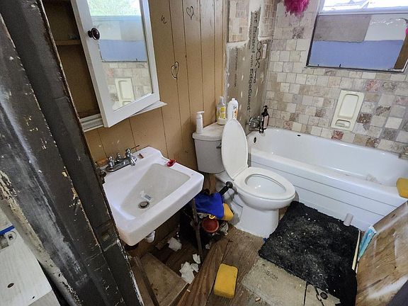 5th image of 608 Fir Ave