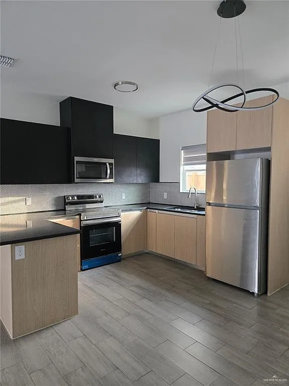 Building Photo - 3904 Ventura Ave #1
