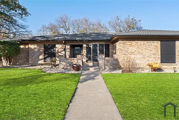 4 bed, 2449 sqft, $3,000 — Photo 2