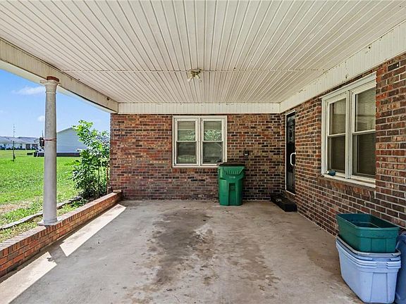 4th image of 422 Bartson St