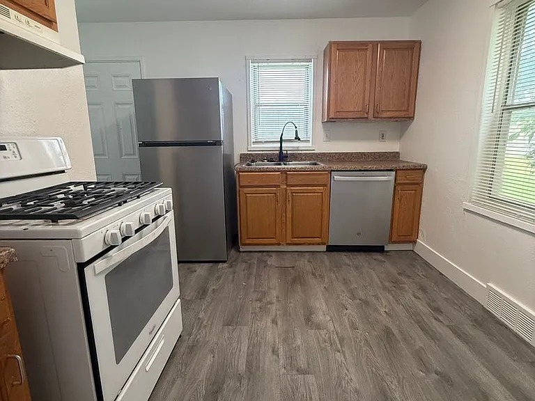 9523-9525 Charlotte St — Photo 3