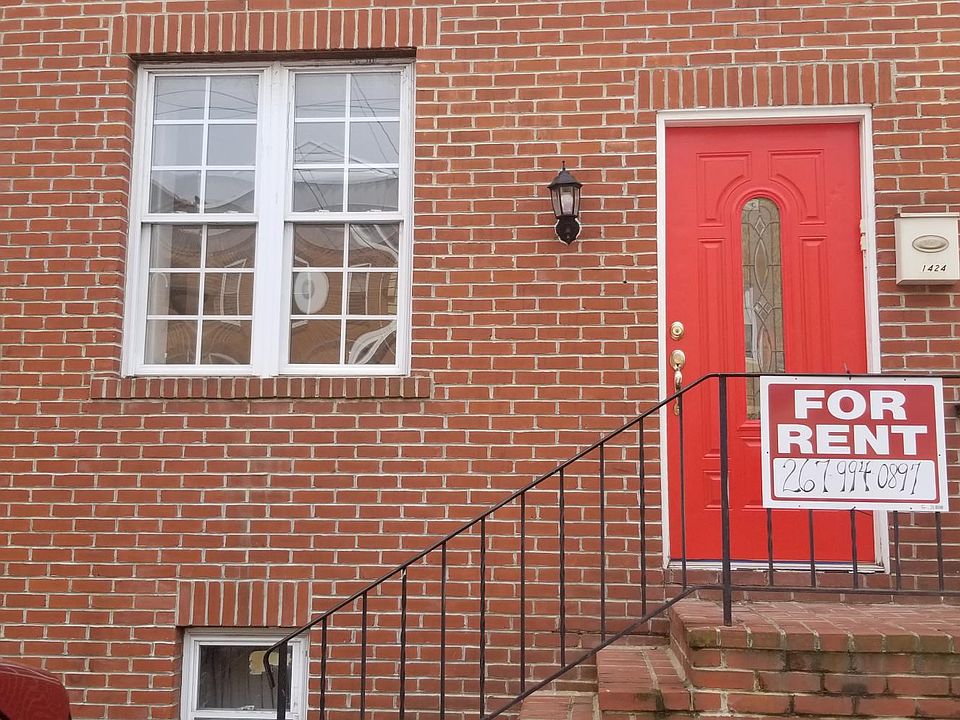 Well maintained entry with a red door. Aren't all cool things behind red doors?