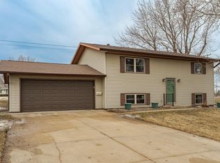 507 Meadowlark Ln, Dodge Center, MN 55927