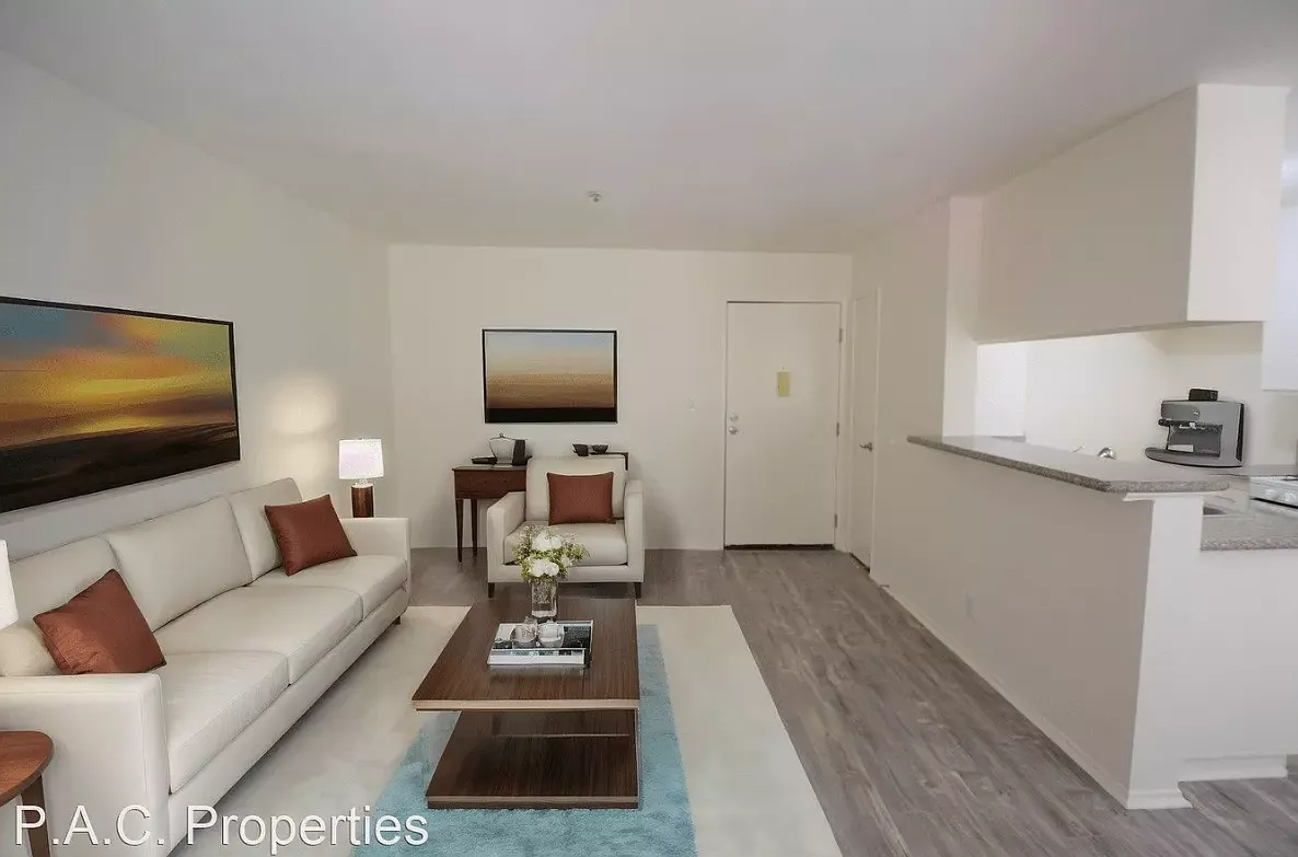 11505 Riverside Dr — Photo 4