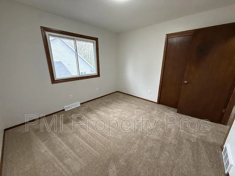 8148 S 88th St — Photo 7