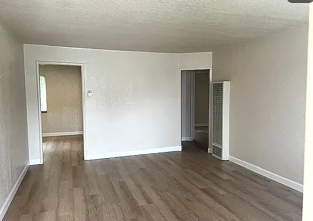 2 Bedroom Duplex With Large Backuyard! — Photo 2