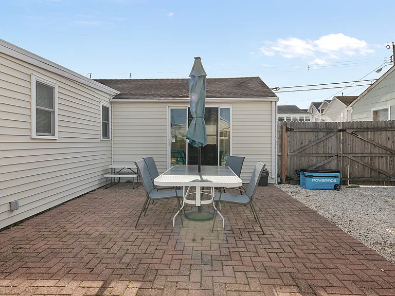 104 7th Ave — Photo 14
