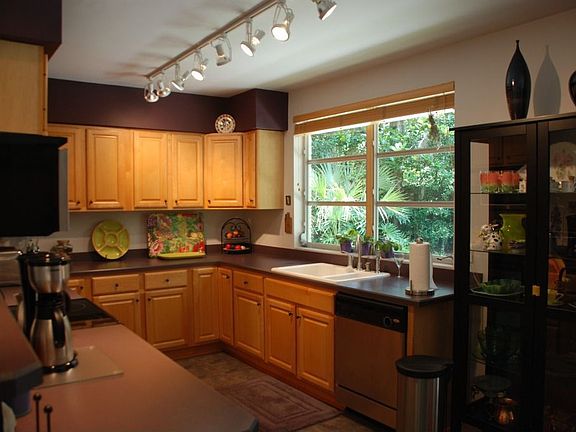 3rd image of 1529 NW 38th St