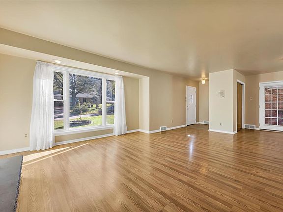 5th image of 32 Grand Circle Dr