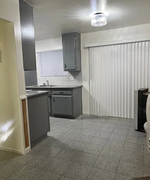 1147 Irving Ave #A — Photo 7