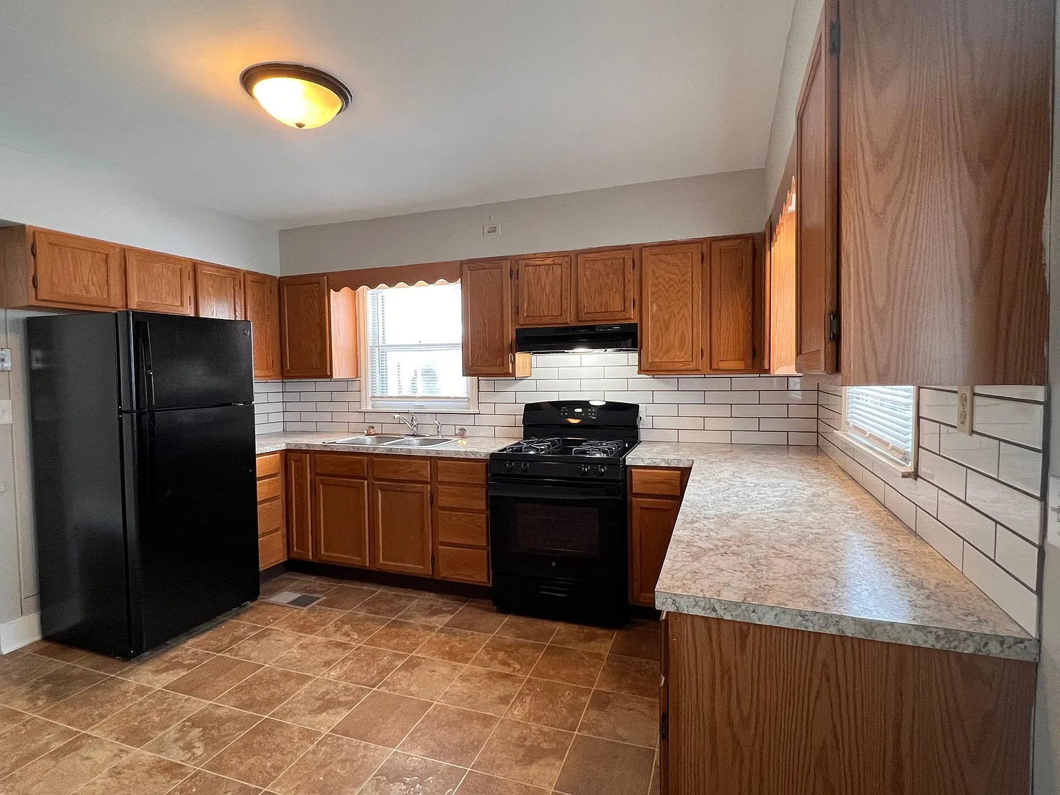 3 bed, 960 sqft, $1,800 — Photo 2