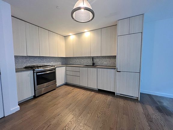 5th image of 125 Parkside Ave APT 2D