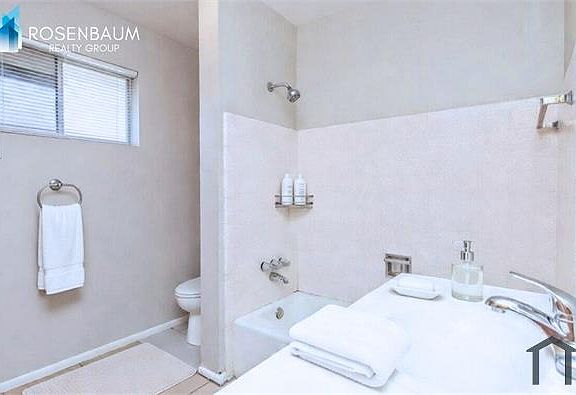 5th image of 826 E 4th Pl APT B