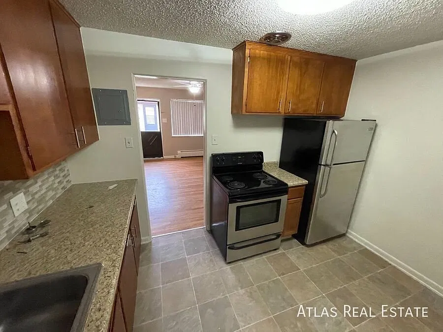Save $1440! Beautiful 2 Bedroom 1 Bathroom On A Quiet Street In Wheat Ridge! Close To Edgewater A... — Photo 2